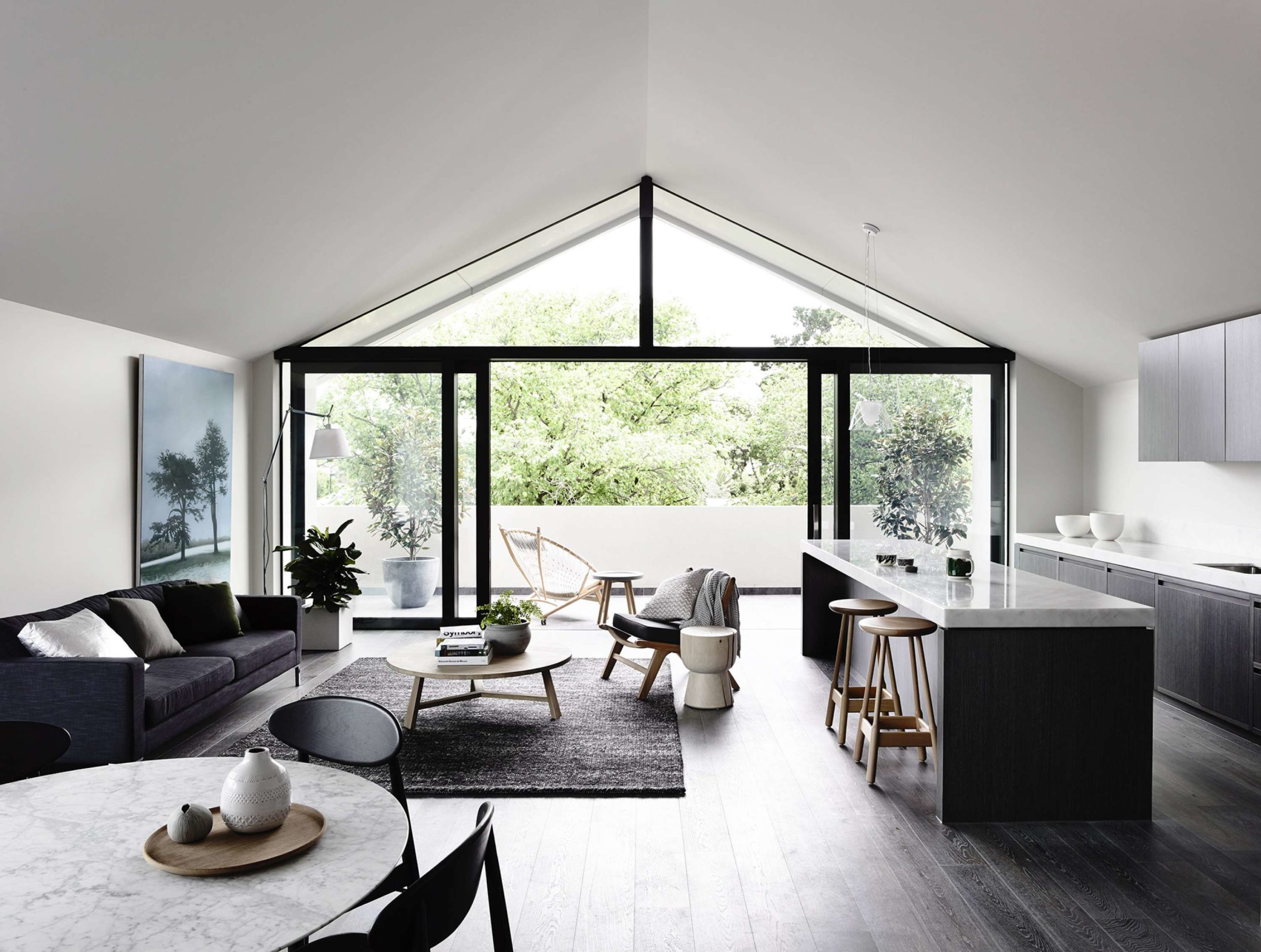 Espace de vie contemporain avec plafond uniforme